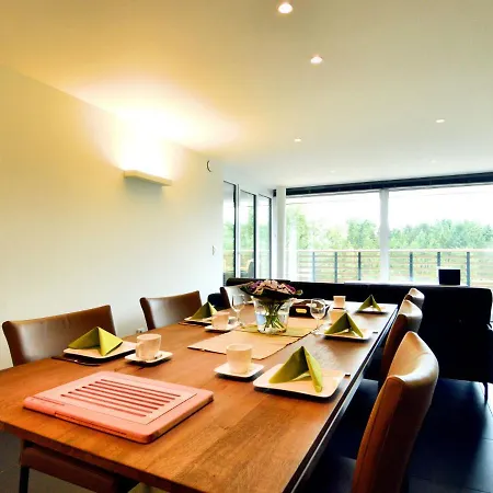 Modern In With Lake View *