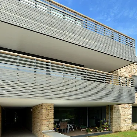 Modern In With Lake View Apartment